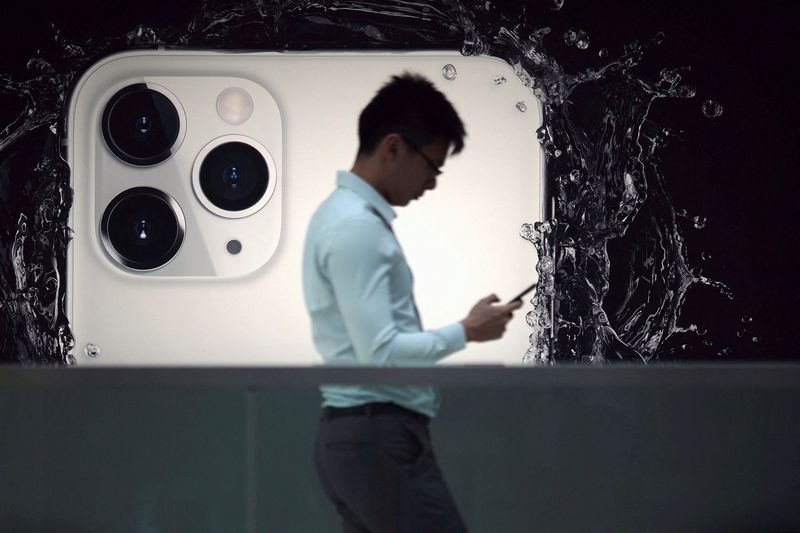 KeyBanc downgrades Apple to “Underweight” due to concerns over iPhone sales